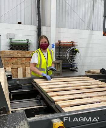 Spolehlivé paletové dřevo a palety EUR pro globální přepravu a logistiku