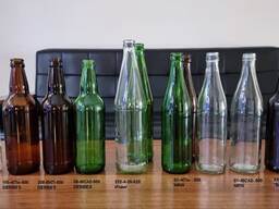 Skleněná láhev a sklenice